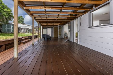 Photo of property in 22 St Catherine Crescent, West Harbour, Auckland, 0618