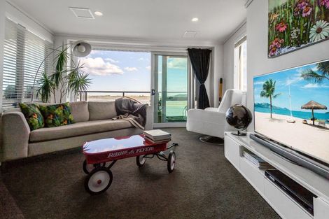 Photo of property in 72 Devonport Road, Tauranga, 3110