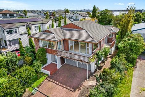 Photo of property in 40 Montgomery Avenue, Rothesay Bay, Auckland, 0630