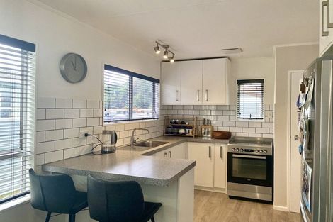 Photo of property in 127 Apollo Parade, Milson, Palmerston North, 4414