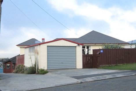 Photo of property in 18 Ruskin Road, Newlands, Wellington, 6037