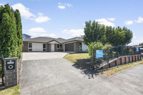 Photo of property in 64 Farnborough Drive, Grandview Heights, Hamilton, 3200