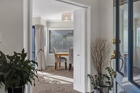 Photo of property in 2 Kawaroa Close, New Plymouth, 4310