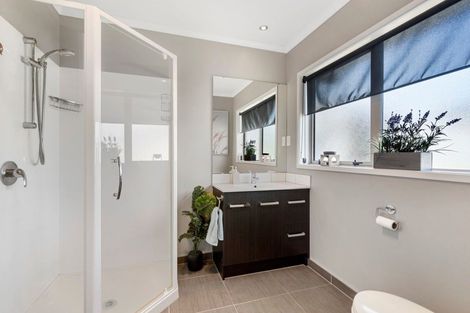 Photo of property in 25 Saltwood Street, Red Beach, 0932