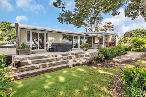 Photo of property in 22 Karoro Road, One Tree Point, 0118