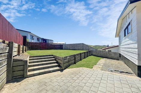 Photo of property in 7 Sunhaven Drive, Newlands, Wellington, 6037