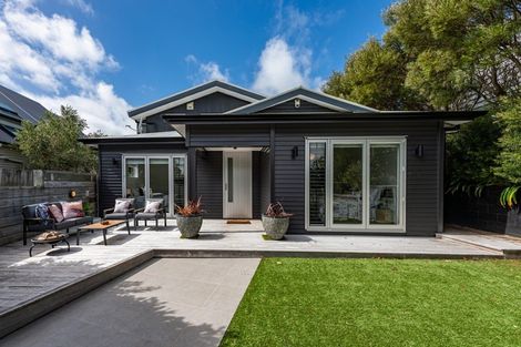 Photo of property in 116 Nevay Road, Karaka Bays, Wellington, 6022