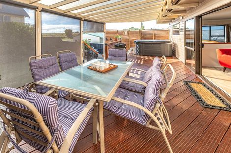 Photo of property in 10 Okiwa Terrace, Waiinu Beach, Whanganui, 4588
