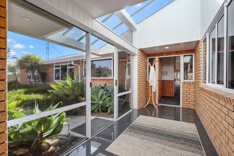 Photo of property in 60 Lee Road, Hannahs Bay, Rotorua, 3010