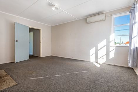 Photo of property in 18 Goldsmith Crescent, Levin, 5510