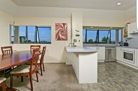 Photo of property in 2/142 Sunset Road, Unsworth Heights, Auckland, 0632