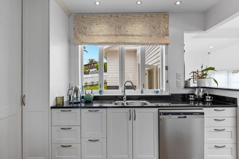 Photo of property in 15 Seaview Road, Castor Bay, Auckland, 0620