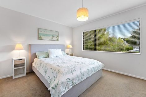 Photo of property in 2/13 Heather Place, Sunnynook, Auckland, 0620
