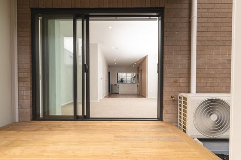 Photo of property in 2 Mikoikoi Crescent, Mangere Bridge, Auckland, 2022