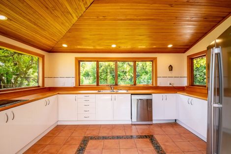 Photo of property in 5 Whiorau Grove, Lowry Bay, Lower Hutt, 5013