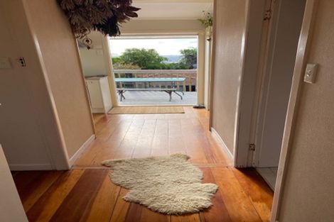 Photo of property in 1/130 Sunset Road, Unsworth Heights, Auckland, 0632