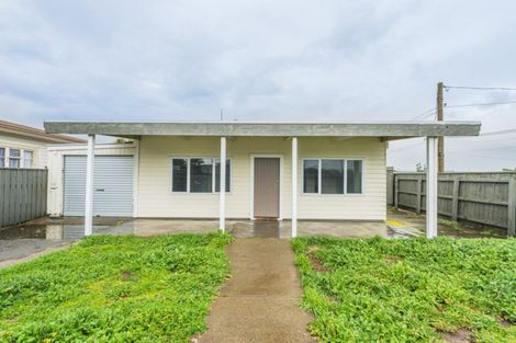 Photo of property in 32 Miro Street, Castlecliff, Whanganui, 4501