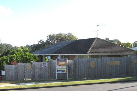 Photo of property in 2/280 Beach Road, Campbells Bay, Auckland, 0630