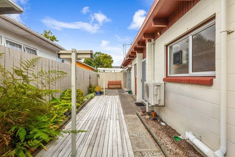 Photo of property in 1/2 Edwards Avenue, Henderson, Auckland, 0610