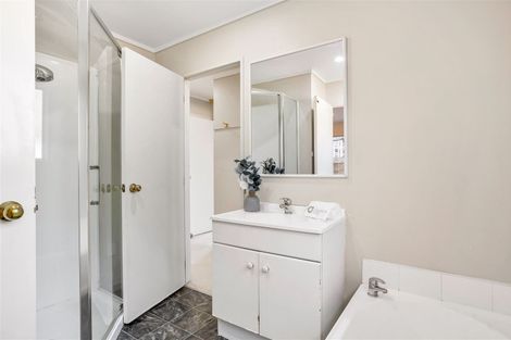 Photo of property in 18 Kearney Place, Massey, Auckland, 0614