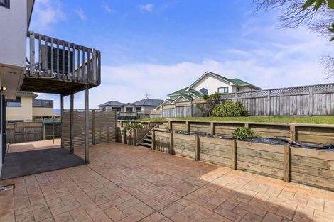 Photo of property in 10 Bennett Grove, Newlands, Wellington, 6037