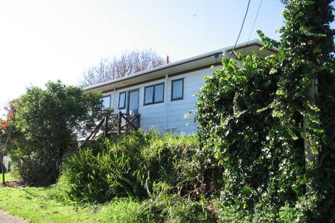 Photo of property in 6 Castaing Crescent, Te Atatu South, Auckland, 0610