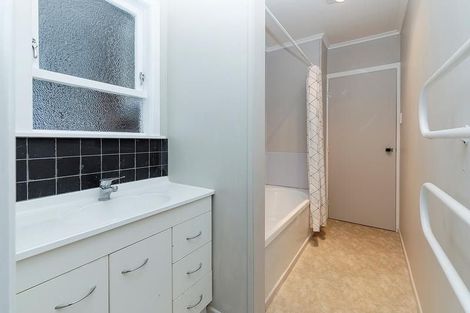 Photo of property in 27 Mackenzie Street, Te Atatu South, Auckland, 0610