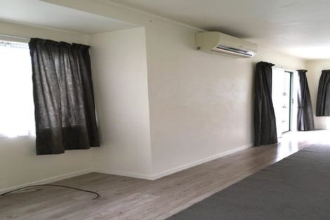 Photo of property in 30 Loughanure Place, Massey, Auckland, 0614