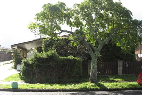 Photo of property in 2/12 Ballater Place, Highland Park, Auckland, 2010