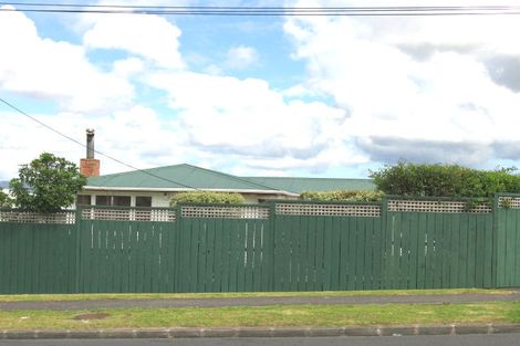 Photo of property in 37a Luckens Road, West Harbour, Auckland, 0618