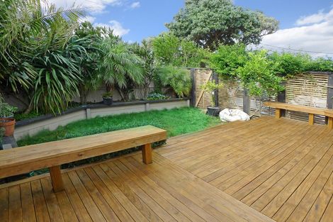 Photo of property in 1/50 Sylvan Avenue, Northcote, Auckland, 0627