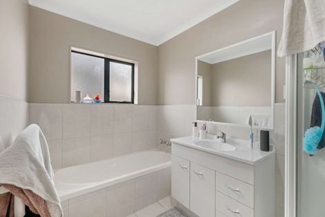 Photo of property in 1 Carrick Glen Avenue, Flat Bush, Auckland, 2019