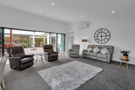 Photo of property in 11 Waitemata Drive, One Tree Point, 0118