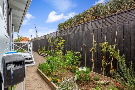 Photo of property in 2/9 London Street, Te Atatu Peninsula, Auckland, 0610
