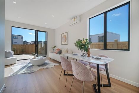 Photo of property in 15 Kuaha Road, Massey, Auckland, 0614