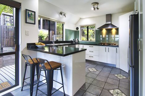 Photo of property in 272 Shaw Road, Titirangi, Auckland, 0604