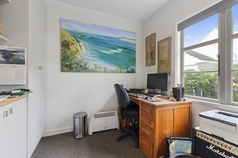 Photo of property in 318 Queens Drive, Lyall Bay, Wellington, 6022