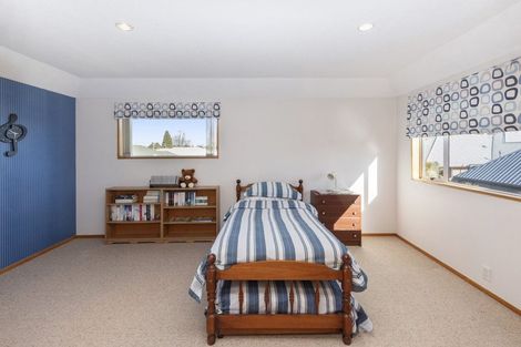 Photo of property in 18 Huntingdon Place, Avonhead, Christchurch, 8042