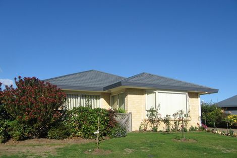 Photo of property in 17 Crown Hill, Paraparaumu, 5032