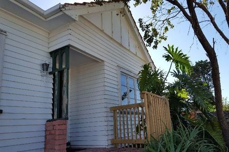 Photo of property in 2/4 Northcote Road, Takapuna, Auckland, 0622