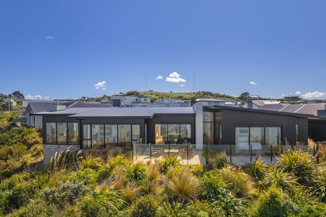 Photo of property in 17 Promontory Crescent, Newlands, Wellington, 6037