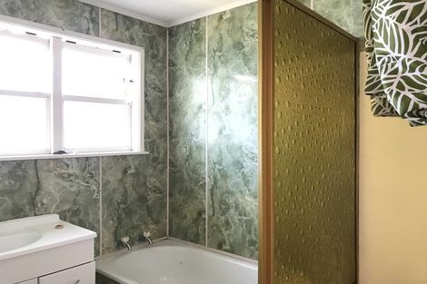 Photo of property in 121 Vodanovich Road, Te Atatu South, Auckland, 0610