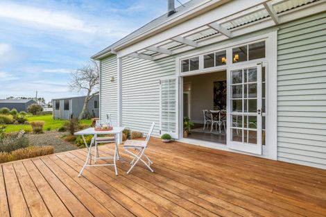 Photo of property in 56 Flint Road W, Stratford, 4332