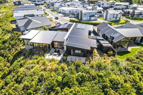 Photo of property in 17 Promontory Crescent, Newlands, Wellington, 6037
