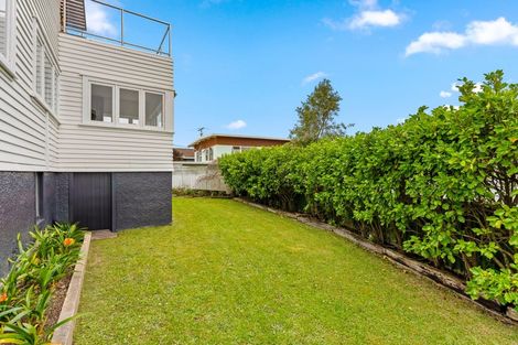 Photo of property in 15 Seaview Road, Castor Bay, Auckland, 0620