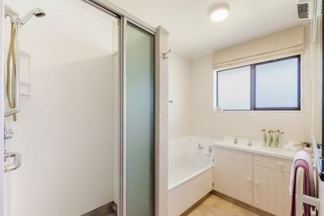 Photo of property in 6 Rewarewa Crescent, Waikanae, 5036