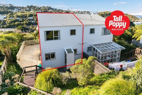 Photo of property in 32a Cheltenham Terrace, Newlands, Wellington, 6037