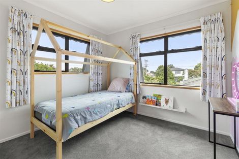 Photo of property in 9 Gloria Avenue, Te Atatu Peninsula, Auckland, 0610