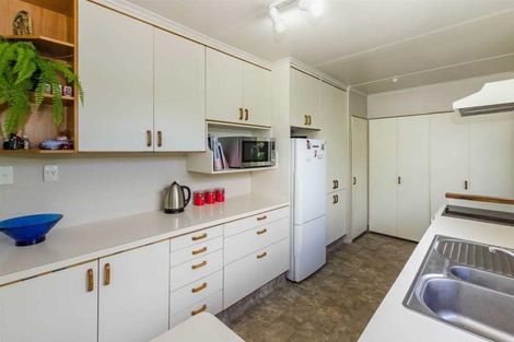 Photo of property in 37 Mazengarb Road, Paraparaumu Beach, Paraparaumu, 5032