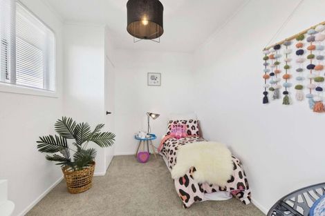 Photo of property in 32 Neil Avenue, Te Atatu Peninsula, Auckland, 0610